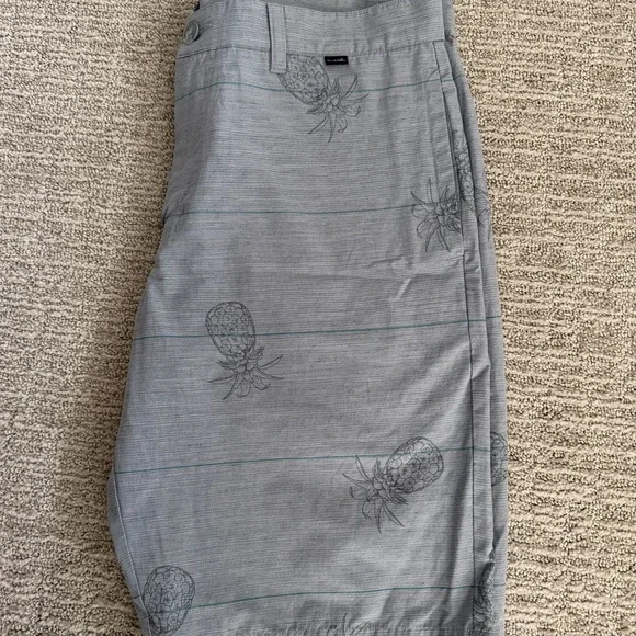 Travis Mathew Gray Pineapple Print Flat Front Shorts Size 36 - Picture 4 of 4